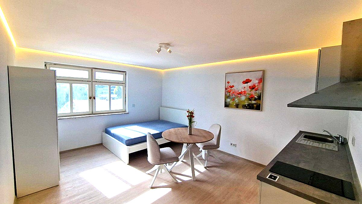 Möblierte Wohnung mit Bett, Tisch, Stühlen, Schrank, Küche
